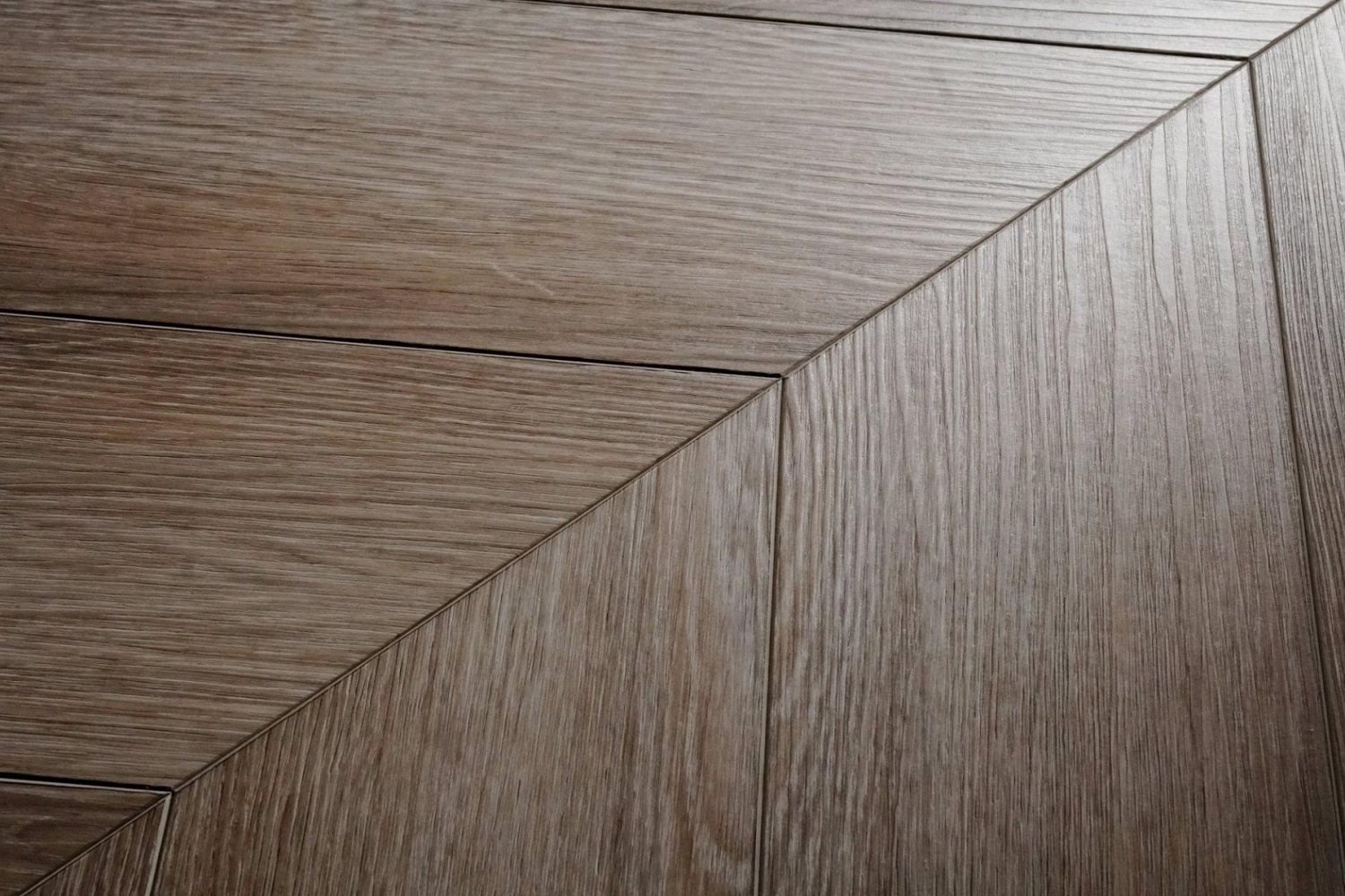 Клеевой виниловый пол Damy Floor Chevron LVT Пале-Рояль 600x127x2.5 мм, упаковка 3,048 м Клеевой виниловый пол Damy Floor Chevron LVT Пале-Рояль 600x127x2.5 мм, упаковка 3,048 м